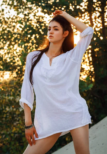 Una Encantadora Morena Con Una Camisa Larga Blanca Con Las — Foto de Stock