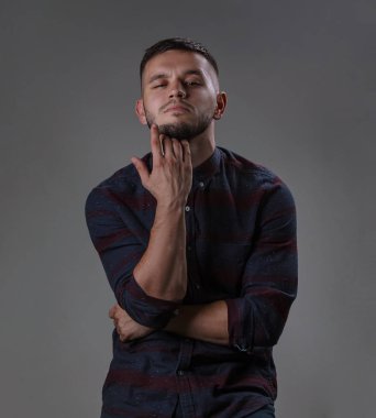 Tıraş için yüz dokunmaktan ve gidiş yakışıklı sakallı adam portresi.