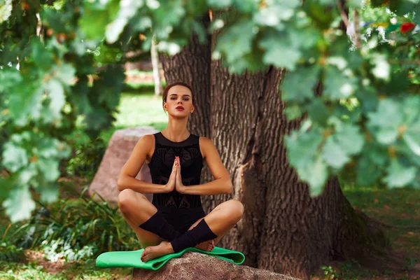 Vrouw Praktijk Yoga Zit Een Pose Van Een Lotus Het — Stockfoto