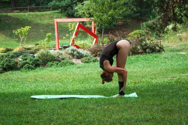 Donna Stretching Pratica Yoga Posa Nel Parco Nella Giornata Sole — Foto Stock