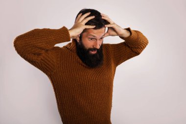 sakallı adam, rahat sıcak örme kazak