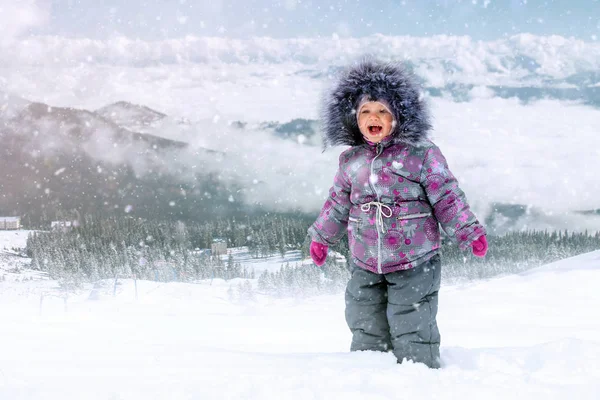 Kar Taneleri Ağız Yakalamak Kar Ile Oynayan Ski Resort Kış — Stok fotoğraf