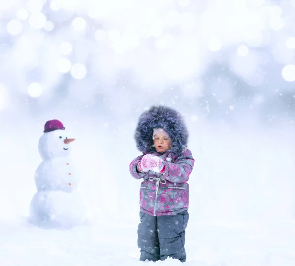 Grappige Meisje Warme Jas Met Een Capuchon Met Sneeuw Zijn — Stockfoto