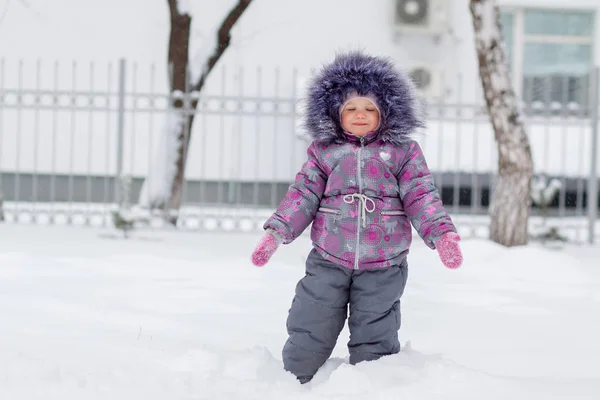 Küçük Kız Eve Yakın Kış Gününde Eğleniyor — Stok fotoğraf