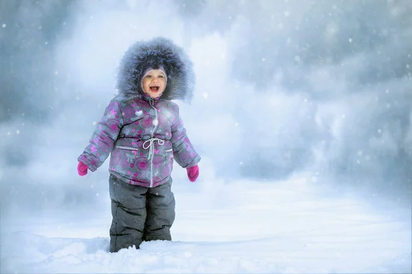 Portret Van Schattige Schattig Klein Meisje Winter Met Sneeuw Vangen — Stockfoto