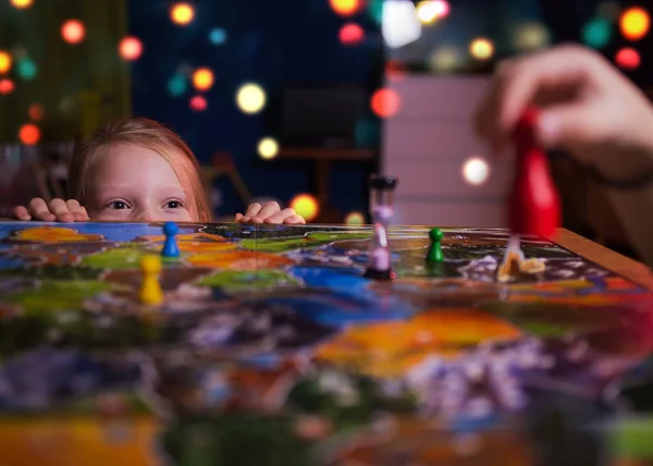Επιτραπέζιο Παιχνίδι Έννοια Την Κίνησή Σας Κοριτσάκι Παρακολούθησαν Παιχνίδι Και — Φωτογραφία Αρχείου