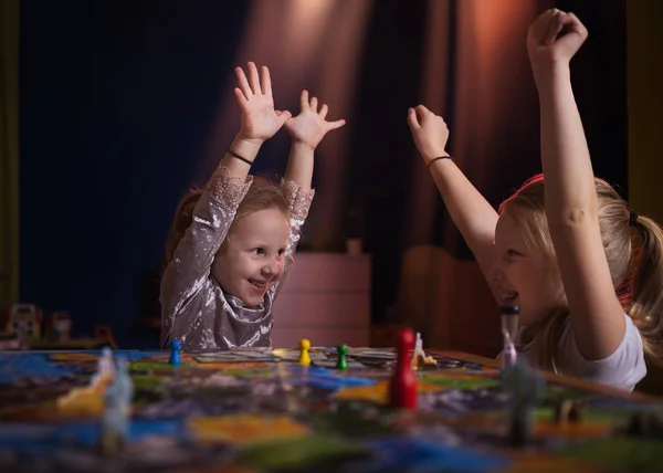 Έννοια Επιτραπέζιο Παιχνίδι Δύο Μικρά Κορίτσια Περνούν Διασκέδαση Χρόνο Στο — Φωτογραφία Αρχείου