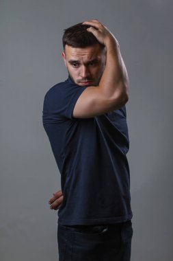 Bir kıl yaşamalı aşırı iş yükü nedeniyle boğaz boyun. Adam işçi gri bir arka plan kopya alanı üzerinde onun boyun masaj kneads