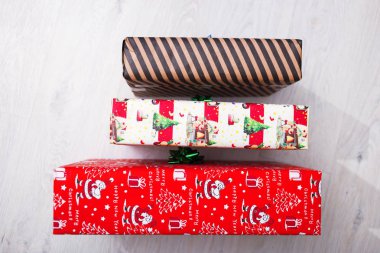 Beyaz ahşap zemin üzerinde üstten görünüm hediye kutuları. Xmas kağıt hediye yay ile dekore edilmiştir. Görünümünün kopya alanı ile üst Noel kavramı.
