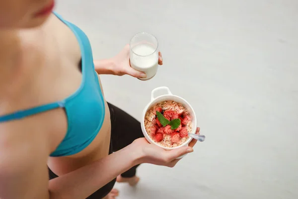 Sporty Woman Holding Glass Milk Bowl Healthy Oatmeal Fresh Strawberries — Stock Photo, Image