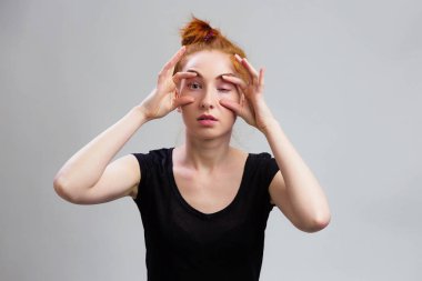 Yorgun kız gözlerini açmaya çalışıyor. Uyku, kadın ölümcül istiyor ama korkunç uykusuzluk vardır. İş ya da çok yorgun bir Bayan son tarih kavramı