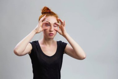 Yorgun kız gözlerini açmaya çalışıyor. Uyku, kadın ölümcül istiyor ama korkunç uykusuzluk vardır. İş ya da çok yorgun bir Bayan son tarih kavramı