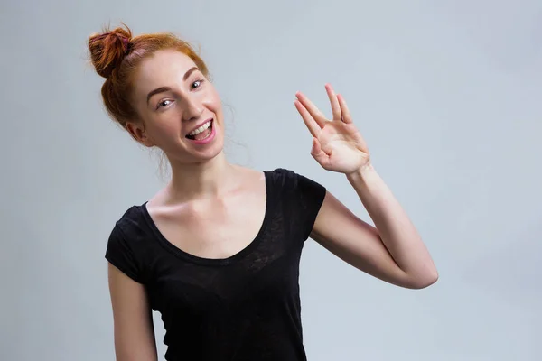 Concepto Saludo Friki Chica Pelirroja Joven Camisa Negra Casual Bienvenida — Foto de Stock