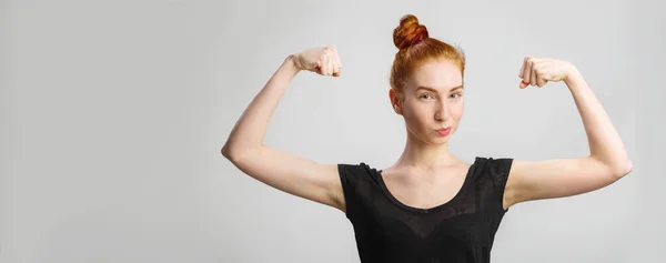 Närbild Porträtt Ung Söt Sportig Leende Haired Kvinna Medan Hon — Stockfoto
