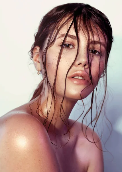 Beauty Trend Mode Make-up Mädchen Porträt Nahaufnahme mit nassen Haaren und Glanzhaut auf weißem Hintergrund — Stockfoto
