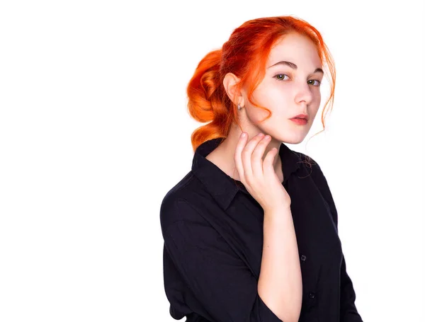Porträt einer jungen Teenagerin mit roten Haaren und grünen Augen mit sauberer, frischer Haut berühren ihr eigenes Gesicht. Gesichtsbehandlung. Kosmetik, Beauty und Wellness isoliert auf weißem Hintergrund — Stockfoto