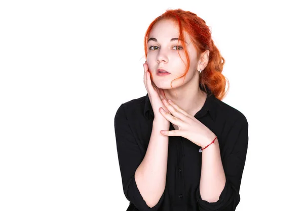 Genç teen Kızıl saçlı ve yeşil gözlü kız temiz cilt dokunmatik kendi yüzüyle portresi. Yüz tedavi. Kozmetik, güzellik ve spa beyaz arka plan üzerinde izole — Stok fotoğraf