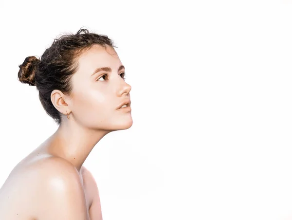 Kant weergave portret brunette vrouw met schone frisse huid. Gezichtsbehandeling. Cosmetologie, schoonheid en Wellness. Geïsoleerd op een witte achtergrond — Stockfoto