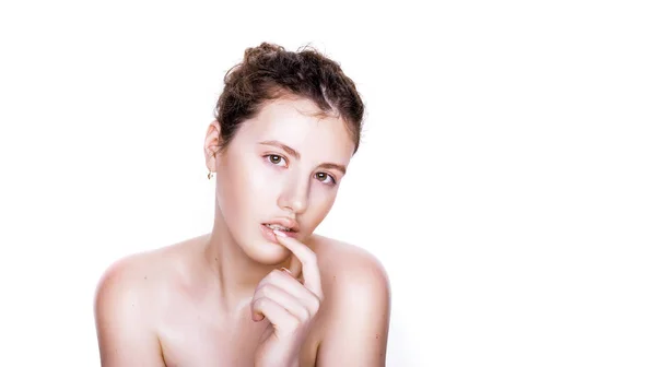 Vacker ung brunett kvinna med ren frisk hud rör eget ansikte. Ansiktsbehandling. Kosmetologi, skönhet och spa. Isolerad på en vit bakgrund — Stockfoto
