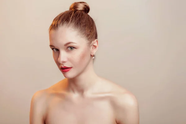 Portret jonge blonde en groene ogen mooie half naakte vrouw met schone frisse huid Touch eigen gezicht. Gezichtsbehandeling. Cosmetologie, schoonheid en Spa op lichte hemel achtergrond. Copy-Space — Stockfoto