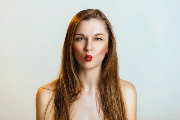 Hava öpücük gönderen büyüleyici yakışıklı bayan Yakın fotoğraf. Güzel yarı çıplak kadın, tatlı bayan seksi gri arka plan dudaklar sıkmak — Stok fotoğraf