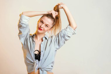 güzel genç sarışın kadın saçlarını tutarak Studio