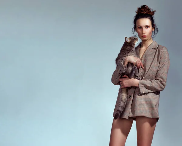 Χαριτωμένο μελαχρινή γυναίκα φορώντας ένα σακάκι πάνω από το γυμνό σώμα της και ψηλόμεσο εσώρουχα που ποζάρει στο στούντιο μόδας και ομορφιάς ιδέα — Φωτογραφία Αρχείου
