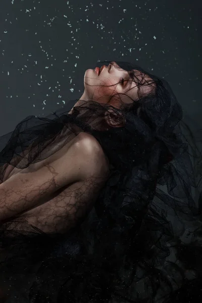 Seksi Çıplak Esmer Model Kapak Siyah Peçe Moda Koyu Portre — Stok fotoğraf