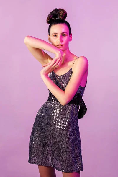 Divat Fiatal Lány Pózol Vagy Táncolnak Színes Fényes Neonfények Lány — Stock Fotó