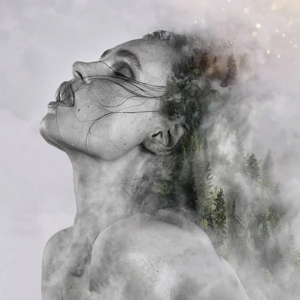 Doppia esposizione di donna di profilo e nebbia foresta. Ragazza mettere su una lingua — Foto Stock