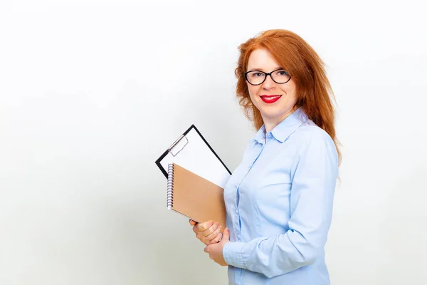 Ung vacker rödhårig affärskvinna bär glasögon håller flip Board på naturlig bakgrund — Stockfoto