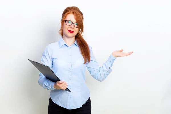 Ung vacker rödhårig affärskvinna bär glasögon håller flip Board på naturlig bakgrund — Stockfoto