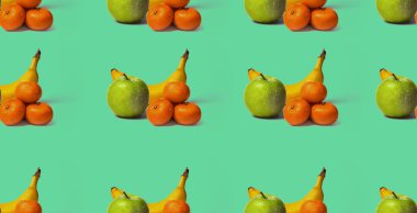 Desen Taze olgun meyve. Islaçık muz, elma ve portakal meyvesi, su damlaları, su arka plan