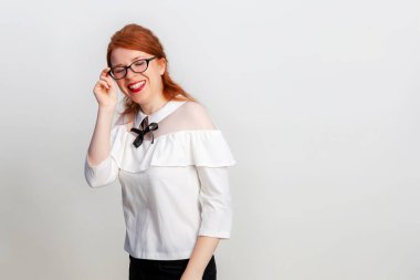 Gözlüklü çekici kızıl saçlı kadın, izole edilmiş.