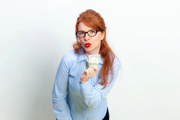 Start-up. junge Geschäftsfrau mit einem Dollar auf weißem Hintergrund. Kopierraum — Stockfoto