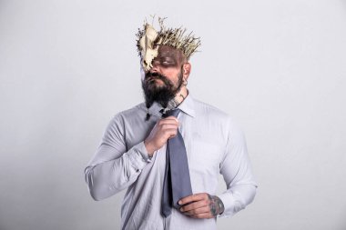 Öfke ve saldırganlık. Gergin ilişkiler ya da hayattaki sorunlar. Kafatasında taç olan bağıran Viking savaşçısı onu boğan bağı düzeltiyor.