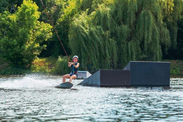 Mujer Montando Wakeboard Corta Olas Levanta Salpicaduras Lago Verano —  Fotos de Stock