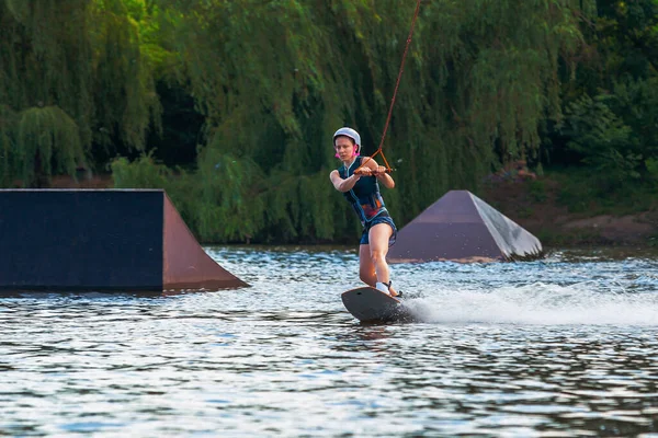 Mujer Montando Wakeboard Corta Olas Levanta Salpicaduras Lago Verano —  Fotos de Stock