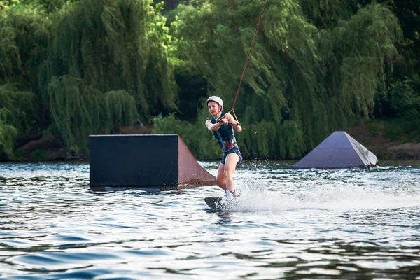 Vrouw Wakeboard Snijdt Golven Verhoogt Splash Een Zomer Meer — Stockfoto