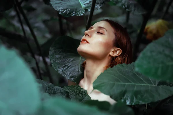 Yeşil Yapraklı Kadın Doğanın Tadını Çıkarıyor Sağlıklı Parlak Pürüzsüz Doğal — Stok fotoğraf