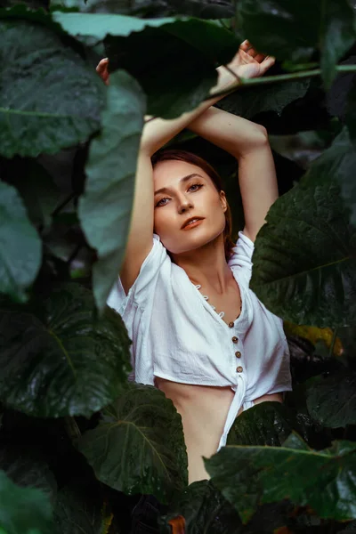 Mulher Folhas Verdes Desfrutando Natureza Retrato Jovem Mulher Bonita Com — Fotografia de Stock