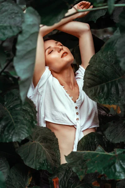 Woman Green Leaves Enjoying Nature Portrait Young Beautiful Woman Healthy — Stock Photo, Image