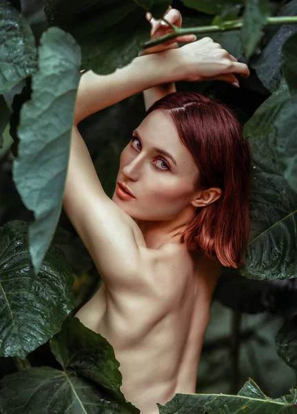 Mujer Hojas Verdes Disfrutando Naturaleza Retrato Mujer Hermosa Joven Con — Foto de Stock