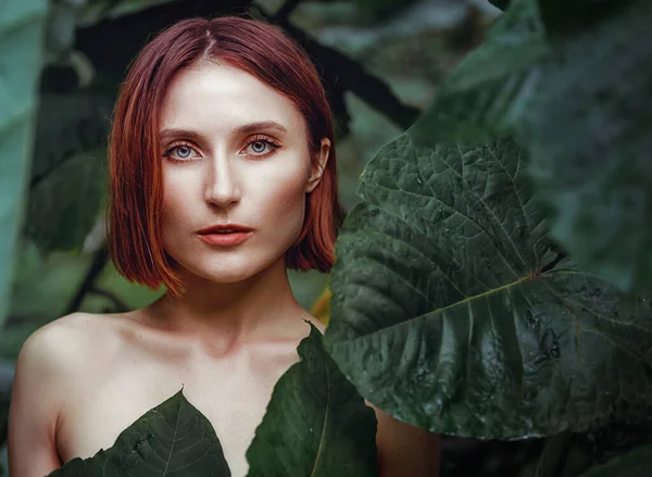 Woman Green Leaves Enjoying Nature Portrait Young Beautiful Woman Healthy — Stock Photo, Image