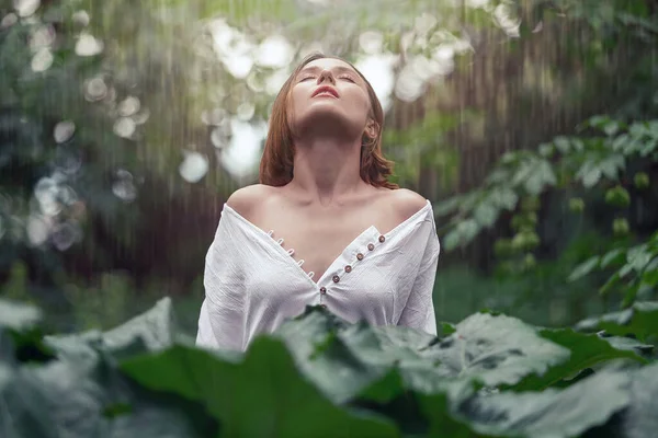 Woman Green Leaves Enjoying Nature Portrait Young Beautiful Woman Healthy — Stock Photo, Image