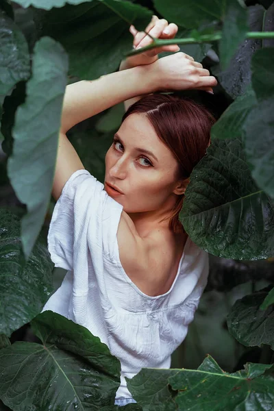 Mujer Hojas Verdes Disfrutando Naturaleza Retrato Mujer Hermosa Joven Con — Foto de Stock