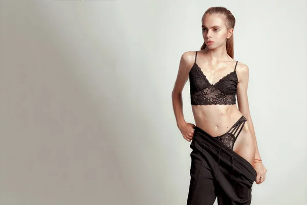 Una Donna Magra Spogliarsi Lingerie Nera Con Vestibilità Corpo Sexy — Foto Stock