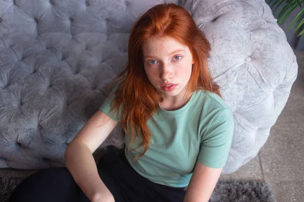 Güzel Kızıl Saçlı Bir Kızın Portresi Kanepenin Yanında Gündelik Giysiler — Stok fotoğraf