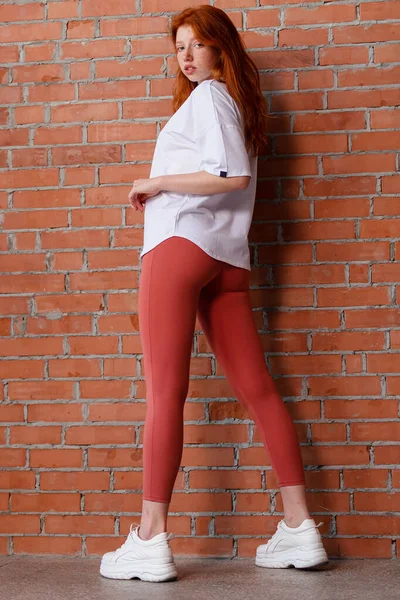 Divat Stílusú Stúdió Portré Gyönyörű Vörös Hajú Fiatal Lány Leggings — Stock Fotó