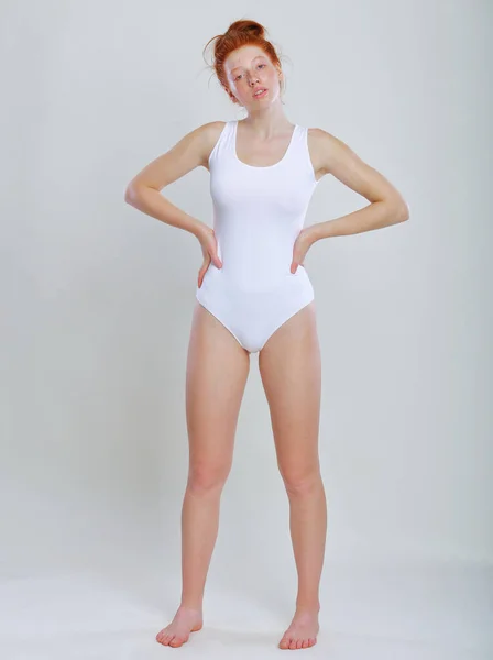 Mladá Běloška Modelka Pózuje Studiu Teplákovém Obleku Šedém Pozadí Zrzka — Stock fotografie